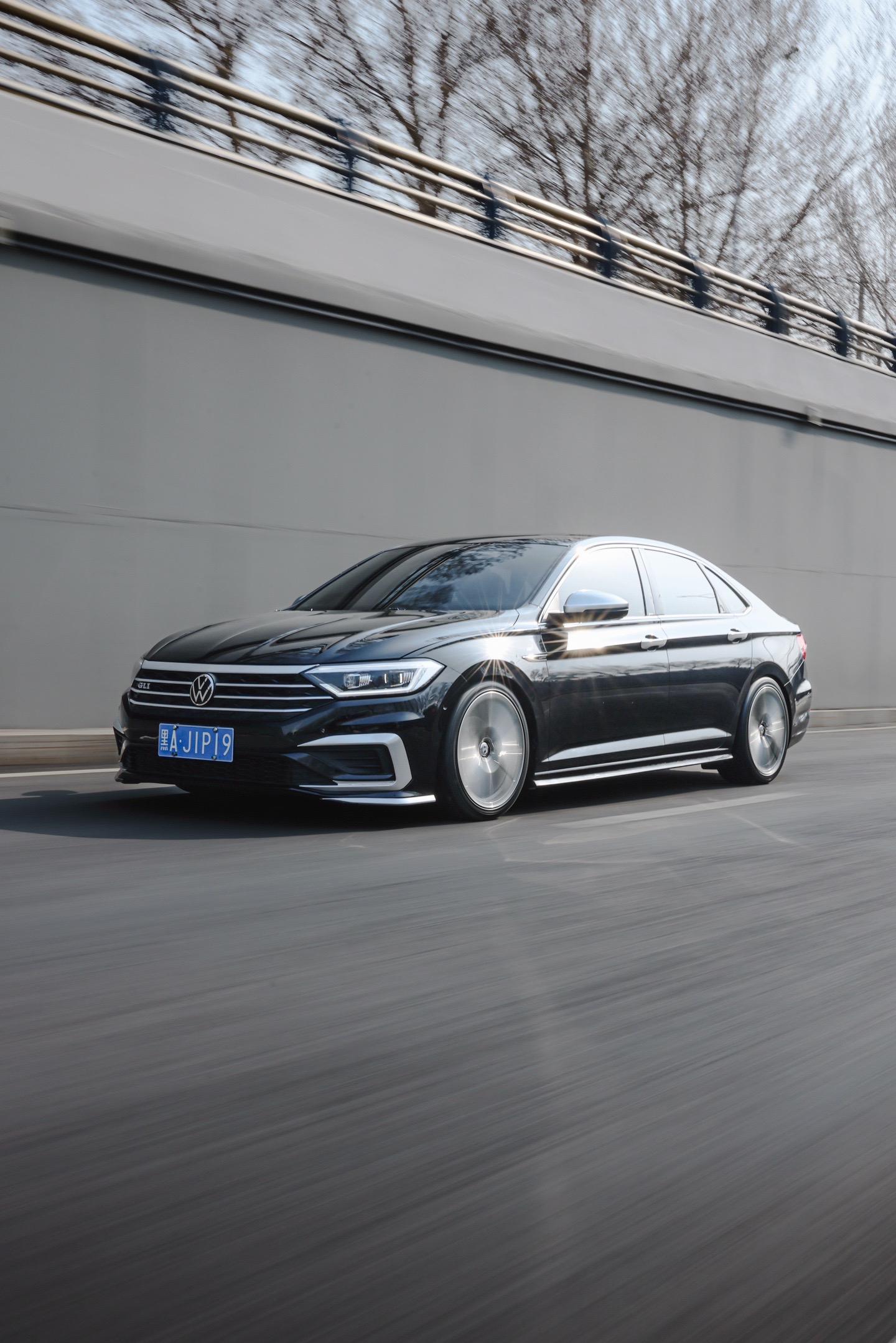 出售爱车🚗 21年大众顶配速腾！ 7万多公里 。（液晶仪表 高配主机 以太网丹拿音响 空气净化 旗舰大灯 Acc自适应巡航 车道保持 方向盘加热 4座座椅加热 液晶空调 主驾驶12项记忆带按摩 副驾驶老板按键12项按摩 电动尾门 全车氛围灯 天使之翼 海外版前杠 Rline尾唇 轨迹扣手 二代胎压 变道辅助 盲区监测 主动刹车 自动泊车 手机控车 无线充电等 改装件均为原厂正品！喜欢的M 不出车商