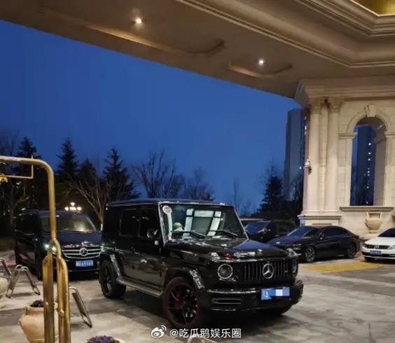 王宝强和女友开京牌大G到青岛，冯清人高马大，衬得宝强像小娇夫！ 