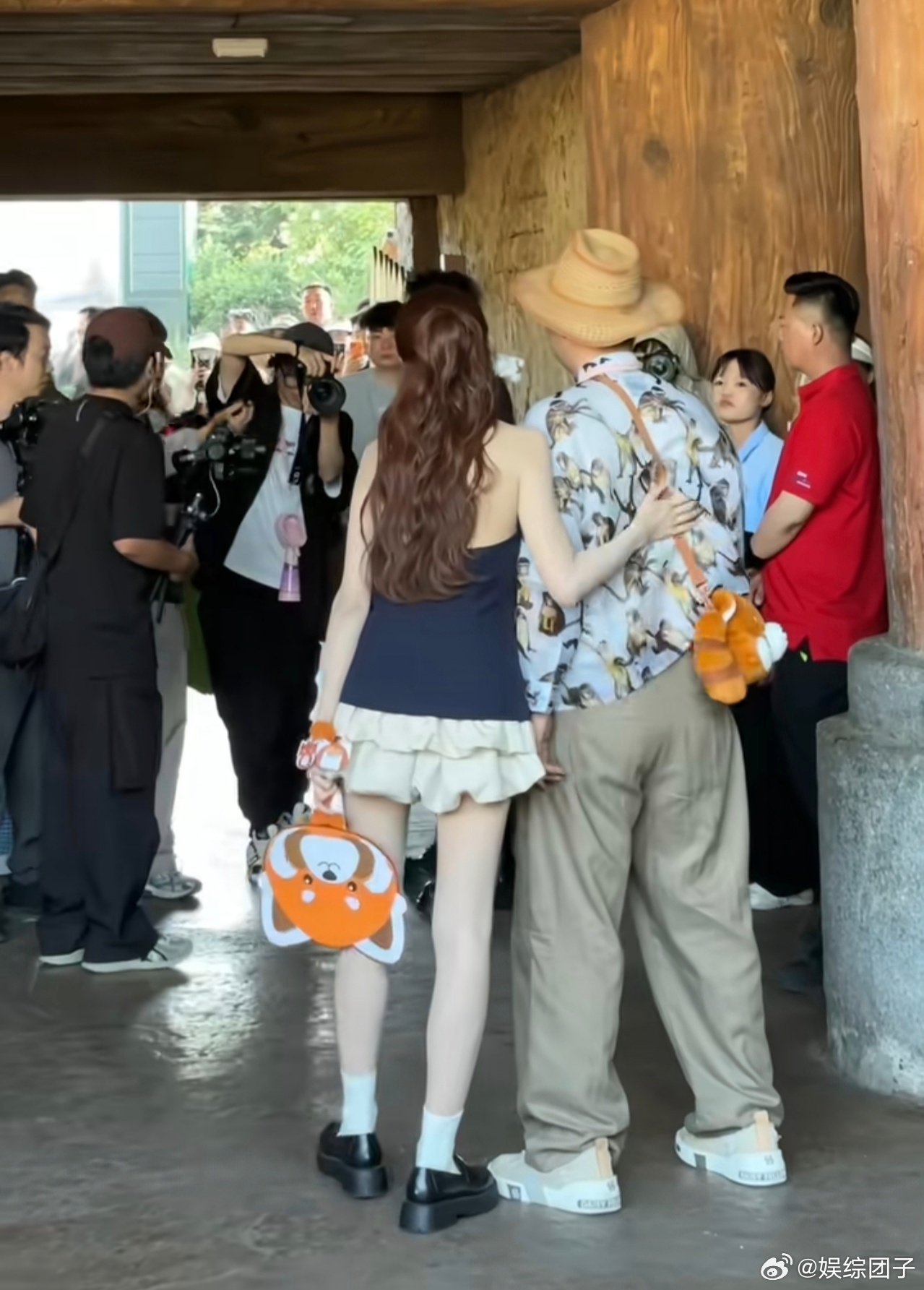 沈梦辰和杜海涛，这样一看，沈梦辰真的又白又瘦，对海涛是生理性喜欢。 之前很多人都