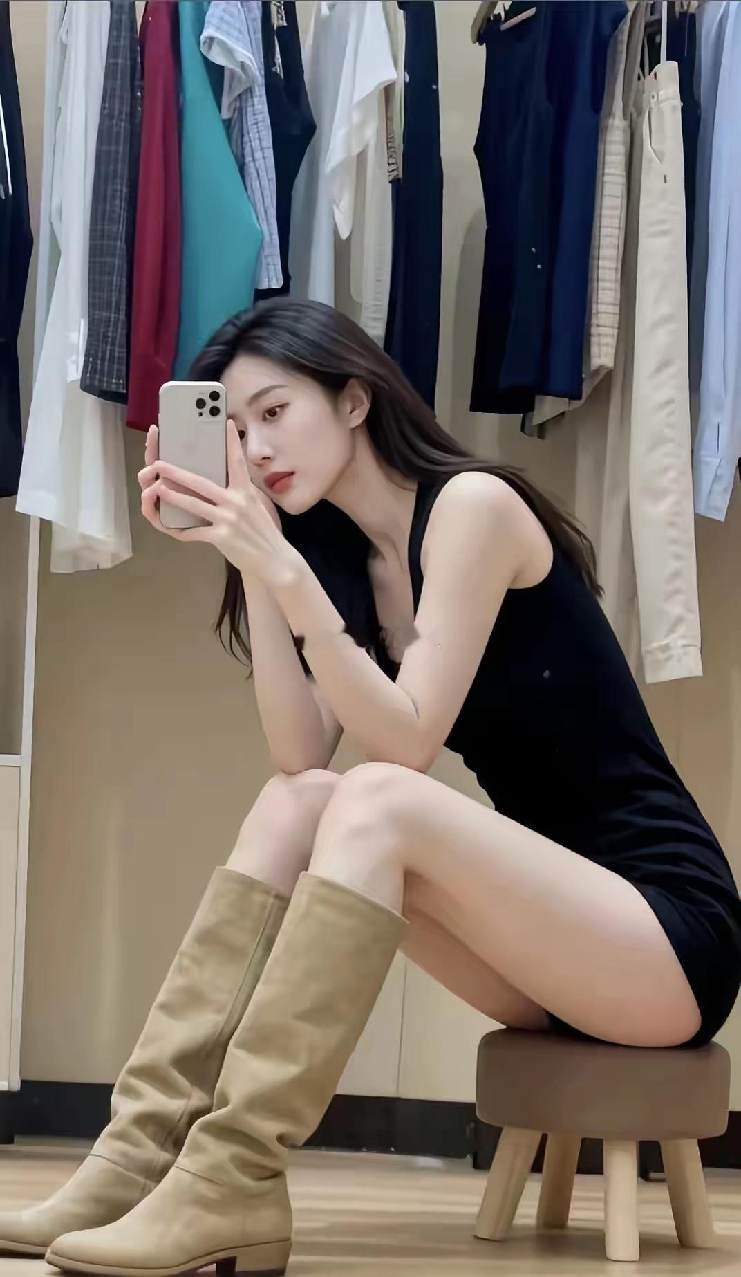 她在干嘛？偷拍？自拍？不过颜值确实能打。 