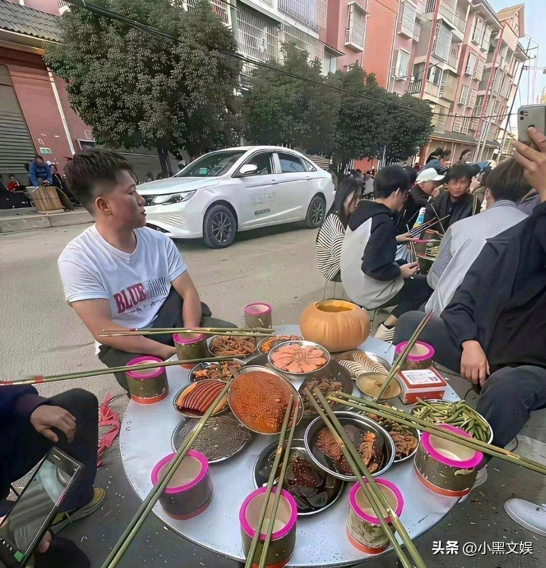 半个小时过去了依旧没人动筷！
因为他们根本就不知道这筷子该如何使用。