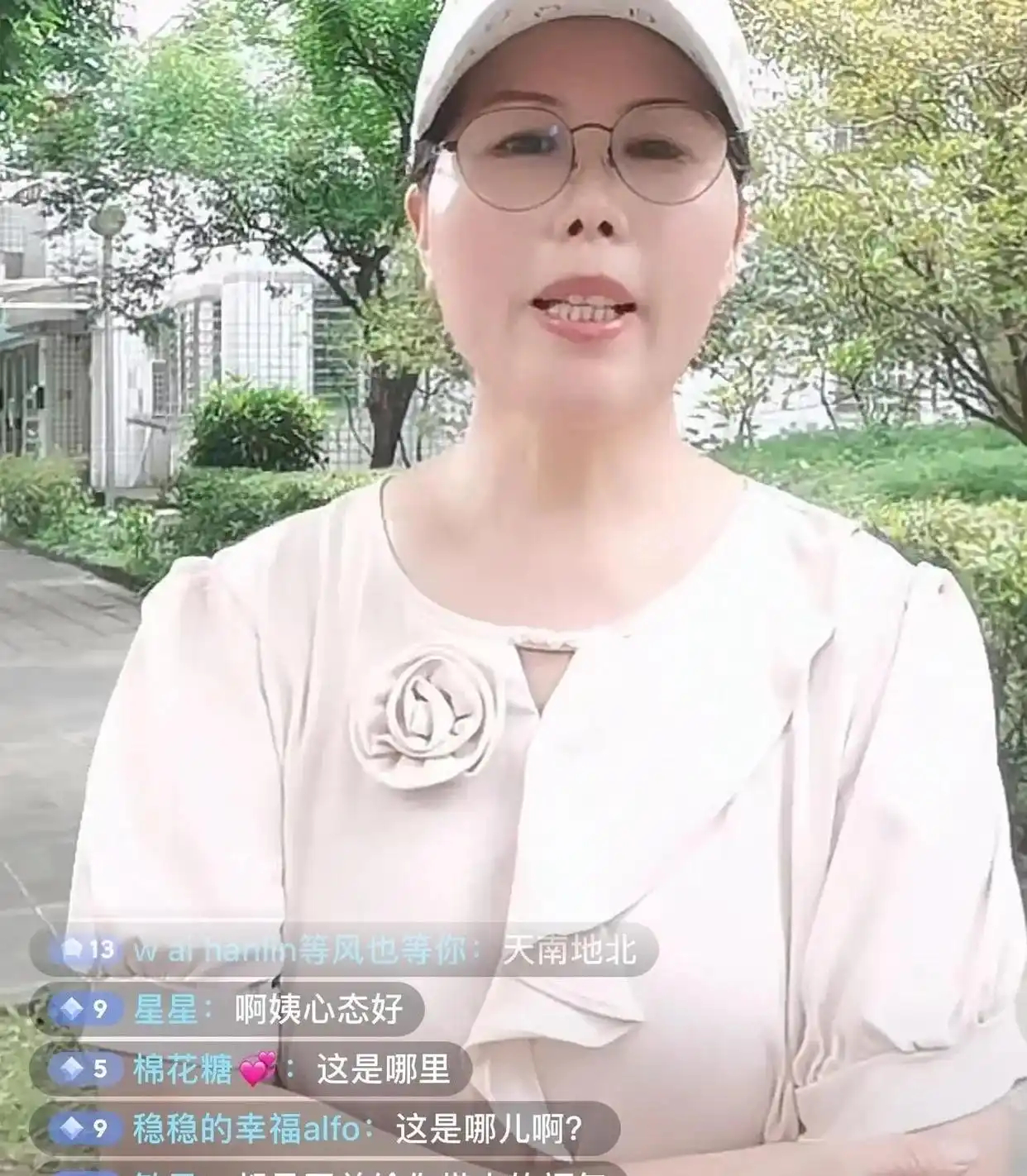 小杨阿姨诚恳道歉了，不该把账号拿给别人播，承诺会站好最后一班岗 