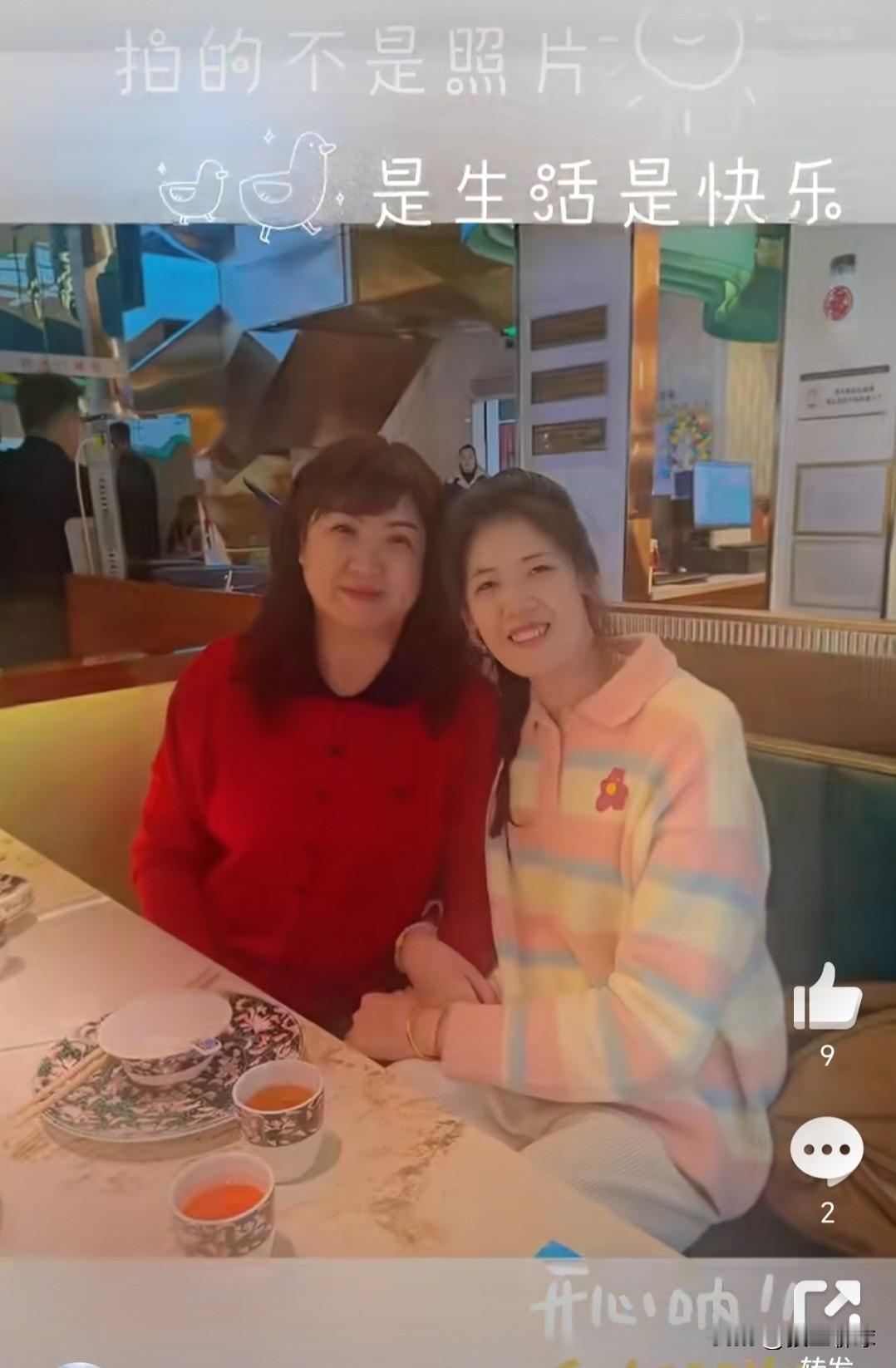 李盈莹拍了最新照片（前三张），和妈妈团聚的日子总是那么开心，还做了美甲，确实挺漂