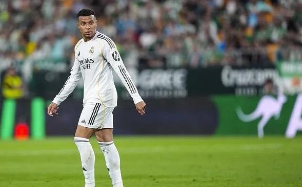 4月26日讯 皇马前锋姆巴佩在对阵贝蒂斯的比赛中提前退场，据《队报》消息，经初步