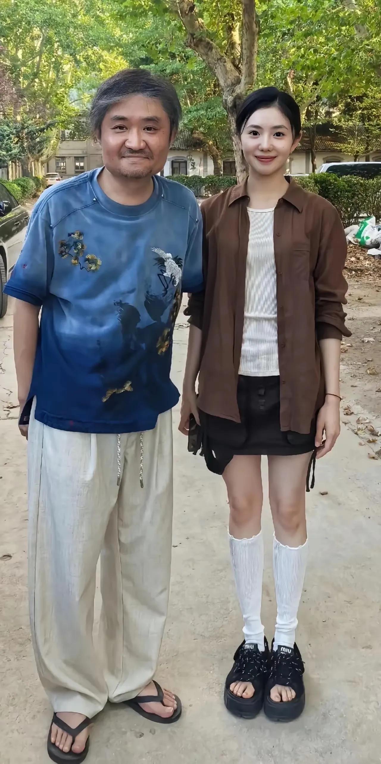 很多人说，为啥男人的头都那么大，而女人的头都那么娇小？
刘浩存的身材比例确实不错