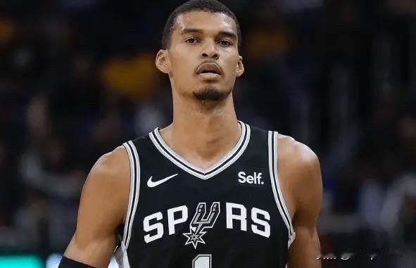 前NBA球员乔金-诺阿近日在一档节目中谈到了文班亚马。

诺阿说道：“他绝对是联