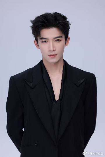 王星越衬衫微开 王星越衬衫微开都帅的这么的让人心动，卸下了疲惫之后，感觉他整个人