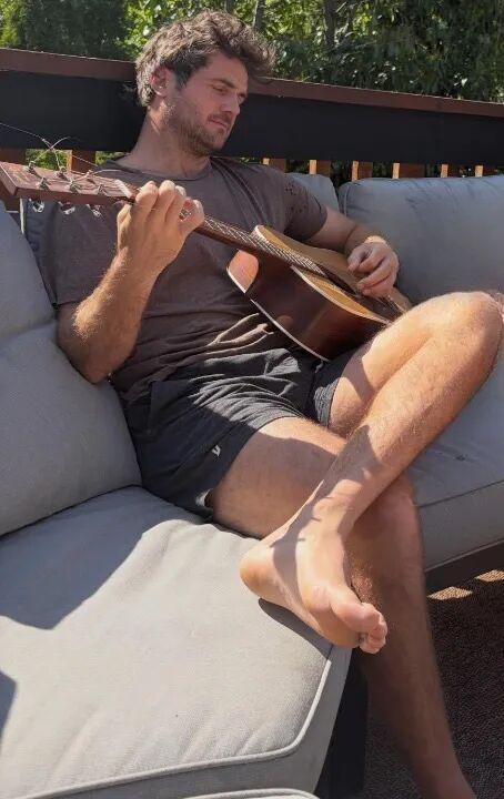 Beau Mirchoff 发新照了。
我点开之前还在想，不至于吧，能有多大变化