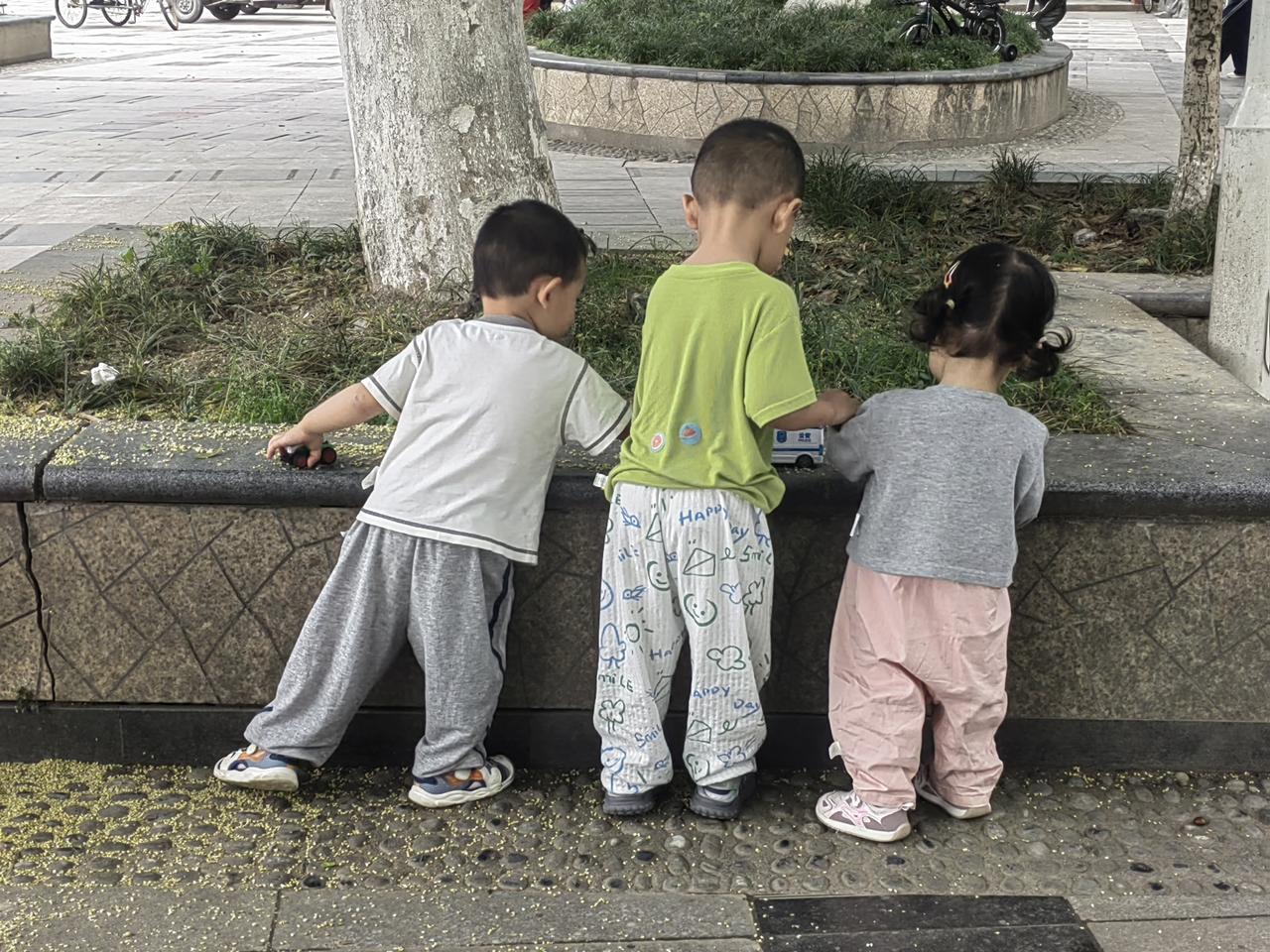 你相信吗？
男人外出打工挣钱，
女人在家抚育孩子、照料父母。
长此以往，
女人后