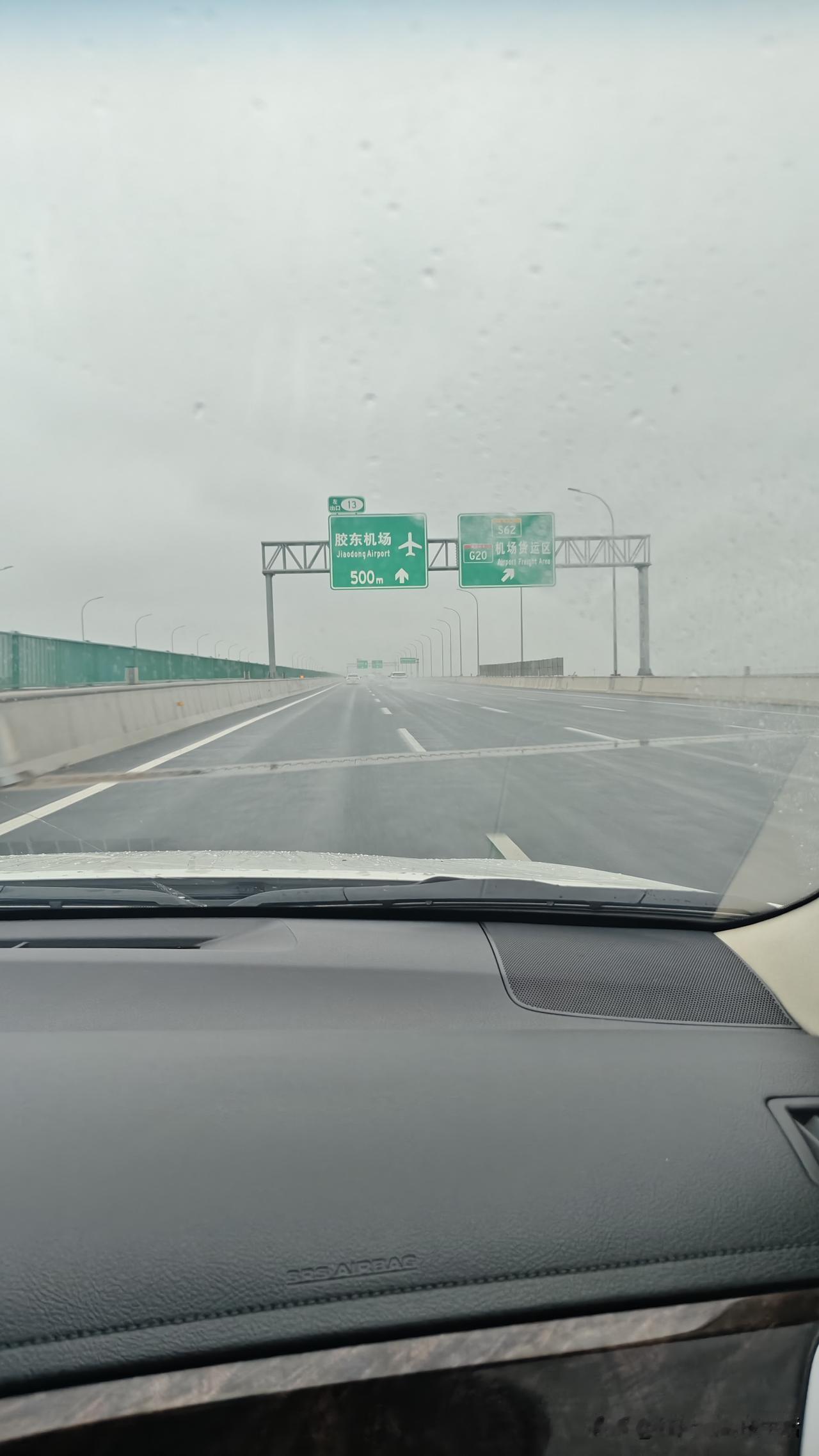 平日里白天开车出行，大街小巷到处车流涌动，走到哪儿都免不了堵车。今天清晨五点多就