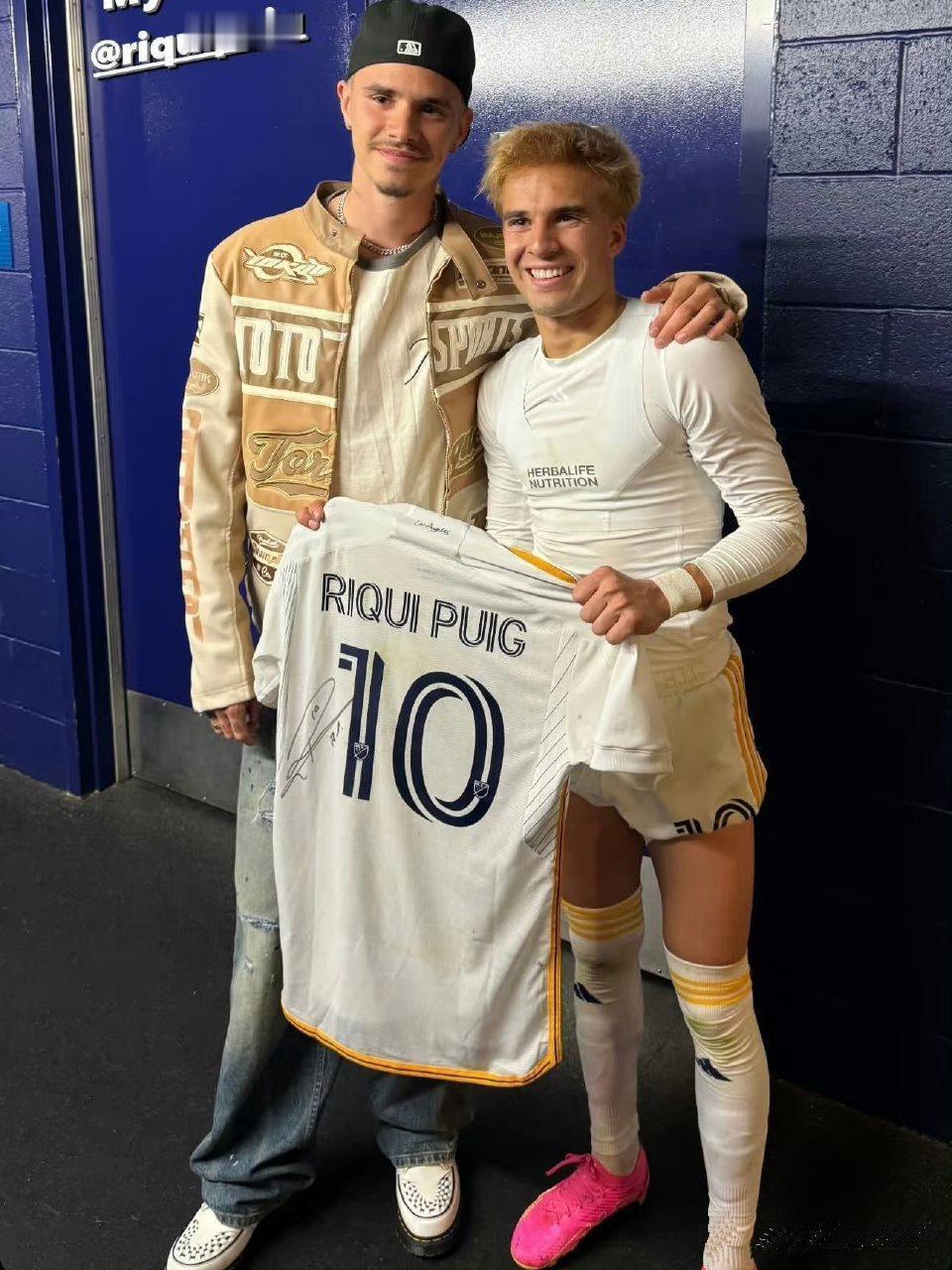 贝克汉姆的儿子罗密欧！有一说一，不论颜值，就凭这精神状态比起他爹差远了！ ​​​