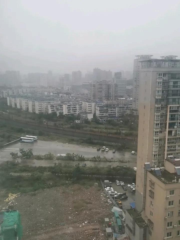 下雨天盖的楼盘，还能住人？
房后边的工地，今天终于停工了！
一个多月以来，小雨，
