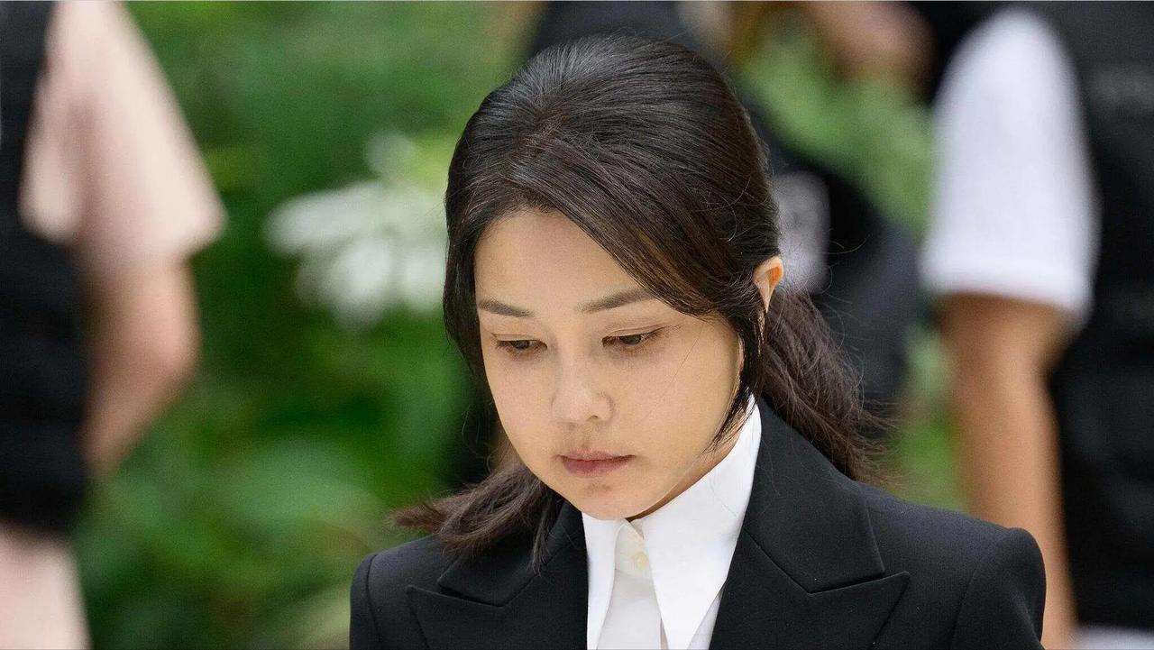 果然不出所料，尹锡悦的夫人金建熙被火速逮捕了！李在明连一个患有抑郁症的女人都不放