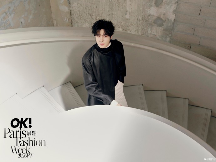 展轩巴黎看秀出图展轩静赏东方美学 展轩巴黎看秀新图来了！简约造型里藏着东方风骨，