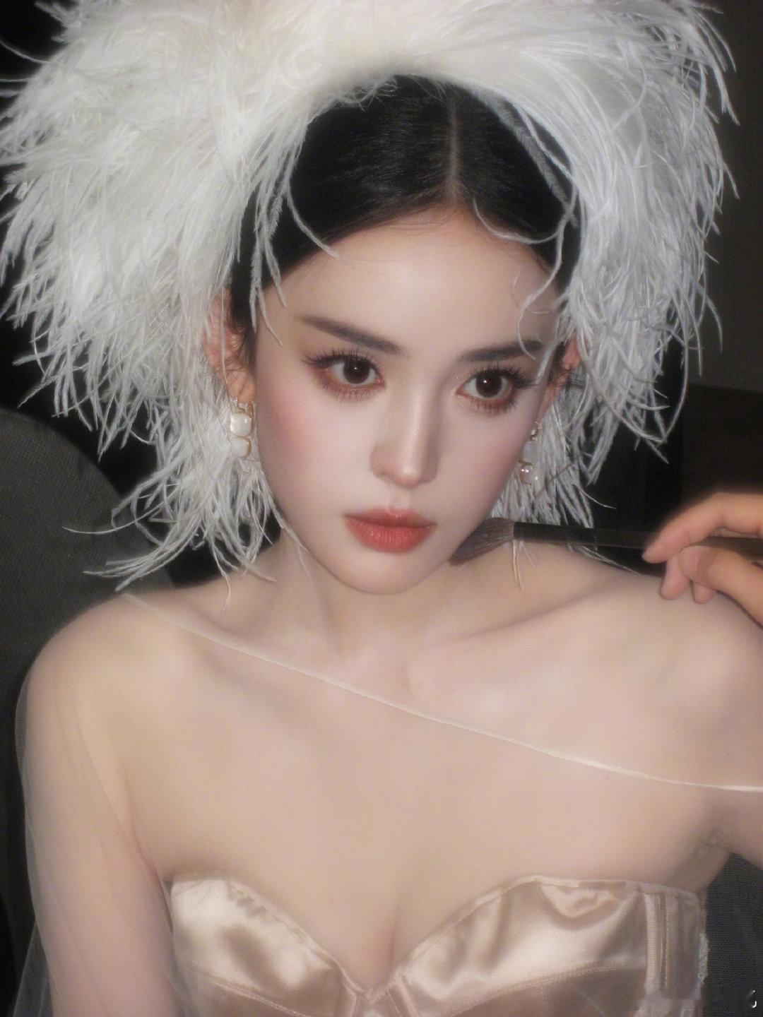 娜扎红毯镜头表现力娜扎镜头表现力 谁能拒绝镜头里的娜扎！神态自然灵动，表现力在线