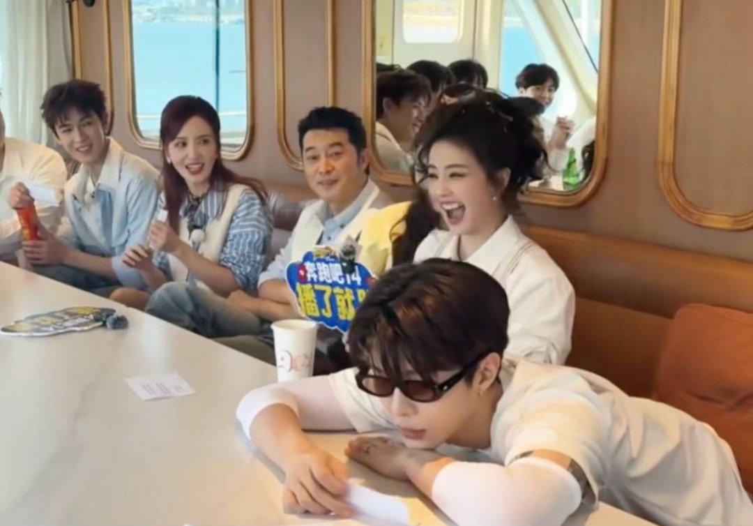 薛凯琪教白鹿说粤语 粤语正不正宗不重要，萌就够了。薛凯琪大概也没想到，自己教了半