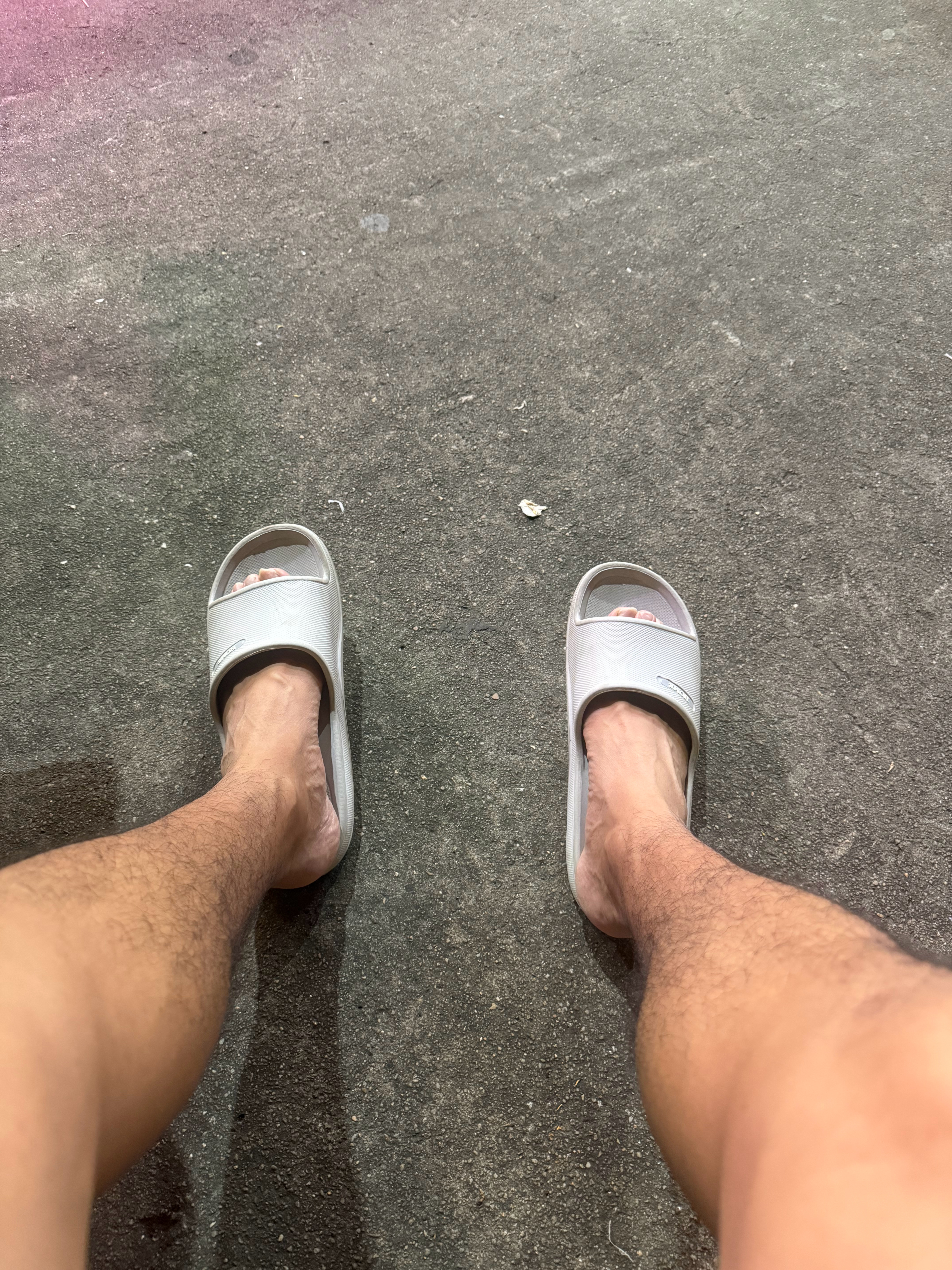两广没有霸总的原因难怪两广没有西装霸总！这天气，哪个男明星来了都要短裤，拖鞋！广