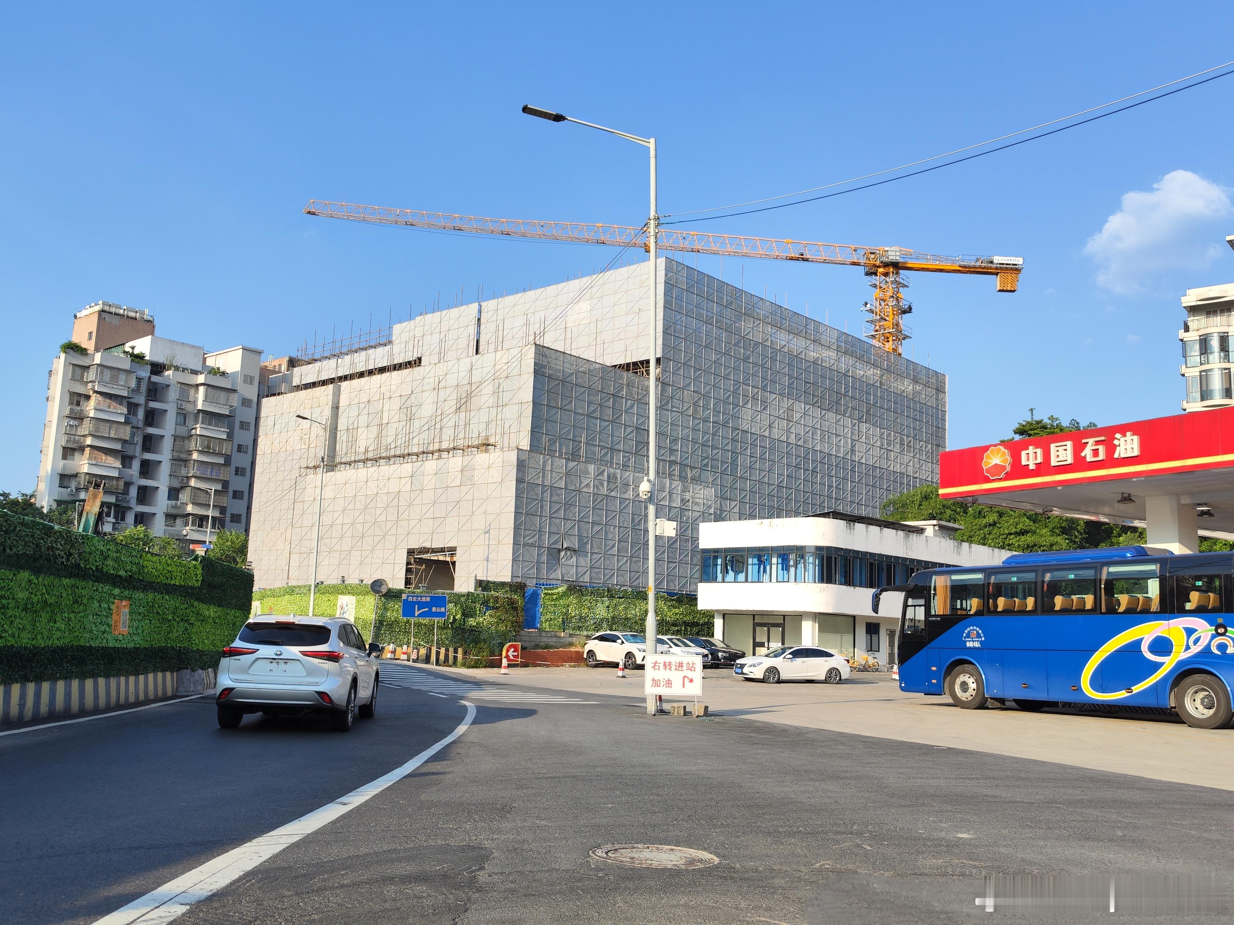 这是12号线柯子岭站D出口，在新建的白云劳动大厦下面，之前为建地铁口把大厦拆了，