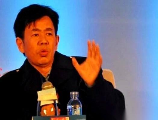 还在讨论“该不该开第一枪”？
我听着都想笑。人家军舰都快开到你家客厅了，你还在那