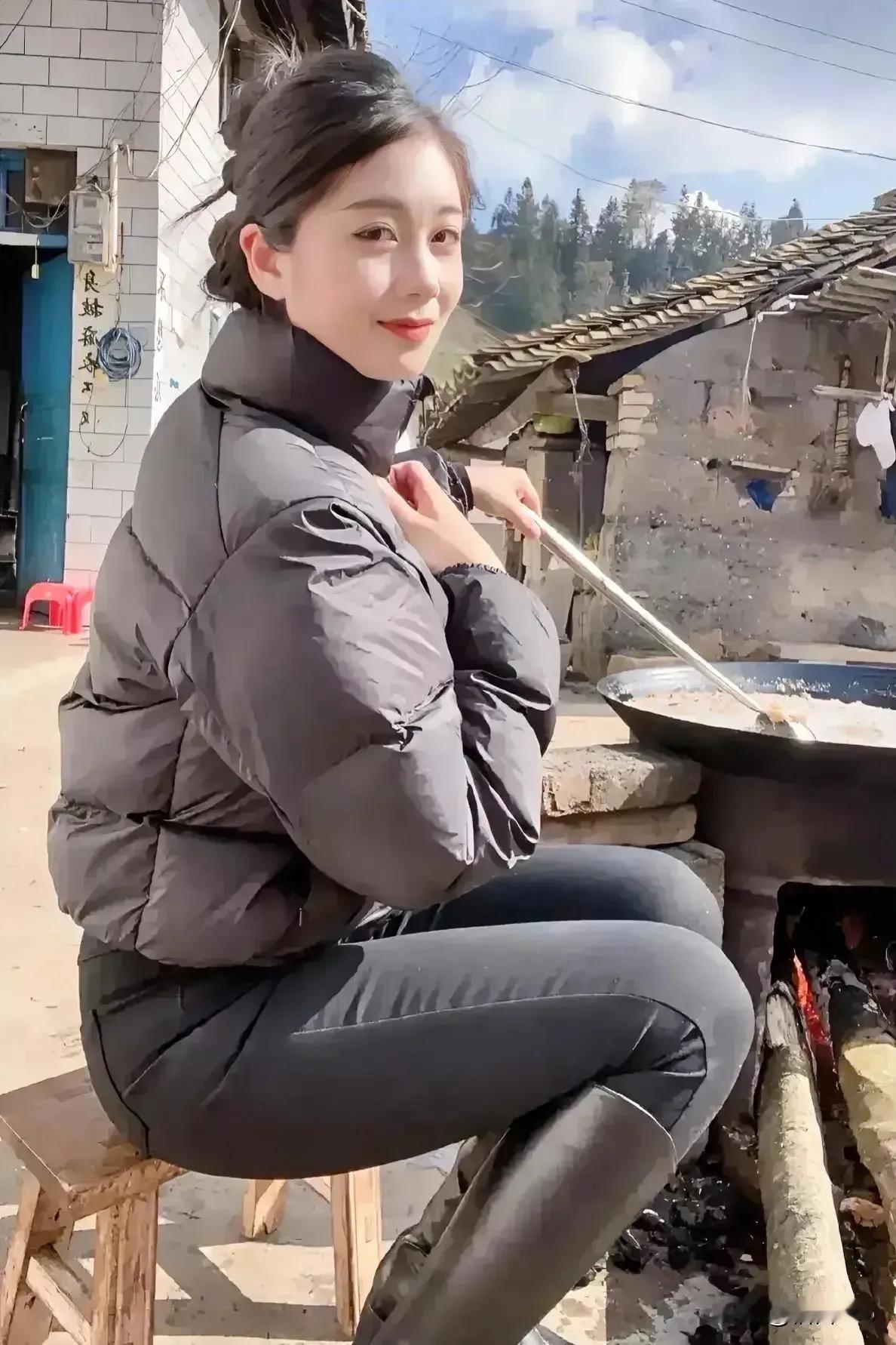 表姐黑色紧身牛仔裤，虽然美丽大方，但毫不轻浮，持家有道，家庭主妇型，正在做饭
