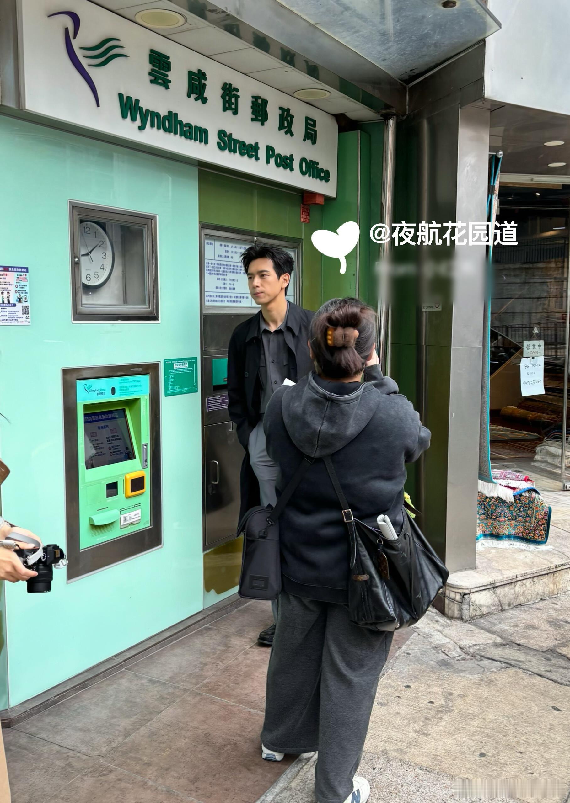 香港街头偶遇李现拍摄网友香港偶遇李现拍摄 生图也帅成这样…… 