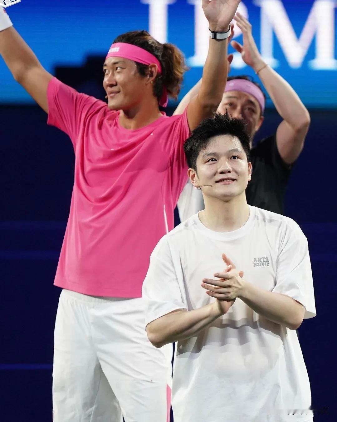 阳光对常做户外活动和室内活动的人影响有多大，看网球运动员和乒乓球运动员肤色就好。