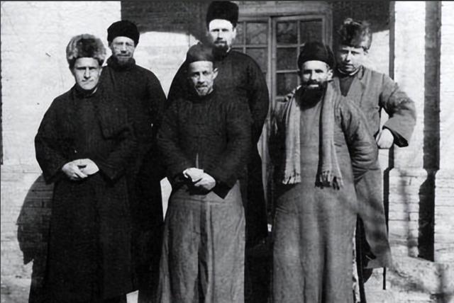 1950年，骑兵第五师侦察连，将300多名土匪围在山谷，连长下令：“准备射击！”