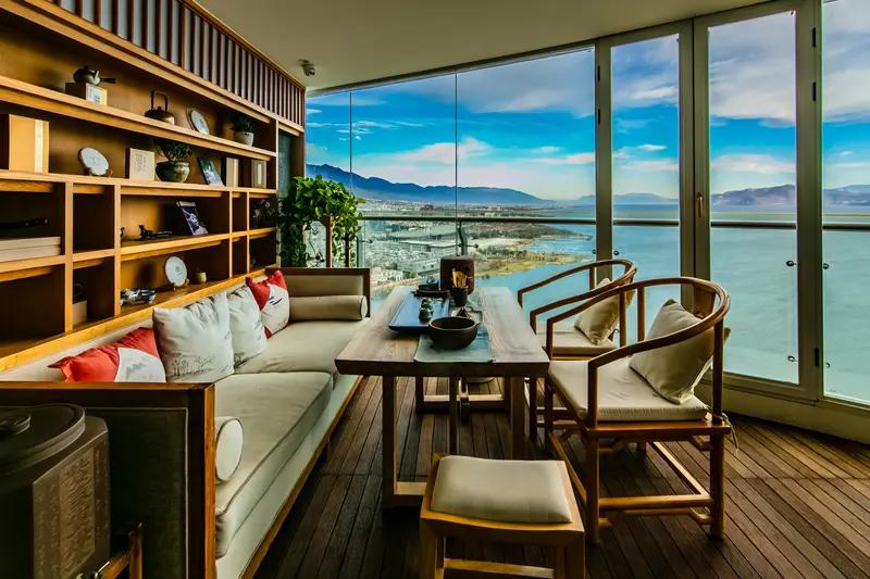 大理有不少全球品牌酒店。

像大理洱海天域英迪格酒店，它是洲际旗下高端品牌，一线