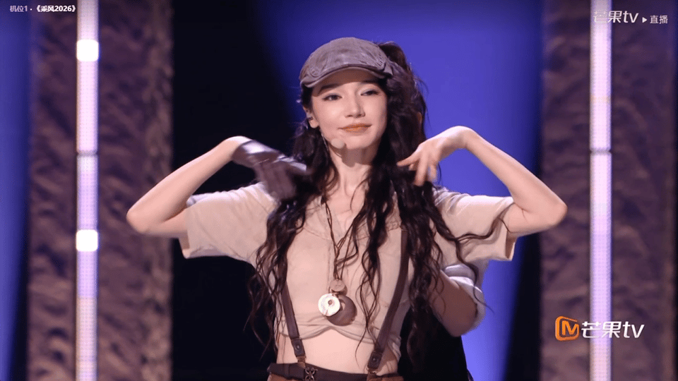 被代斯萌到了代斯好萌 之前看代斯练习室还在驯服四肢，一公舞台上已经又飒又美了。结