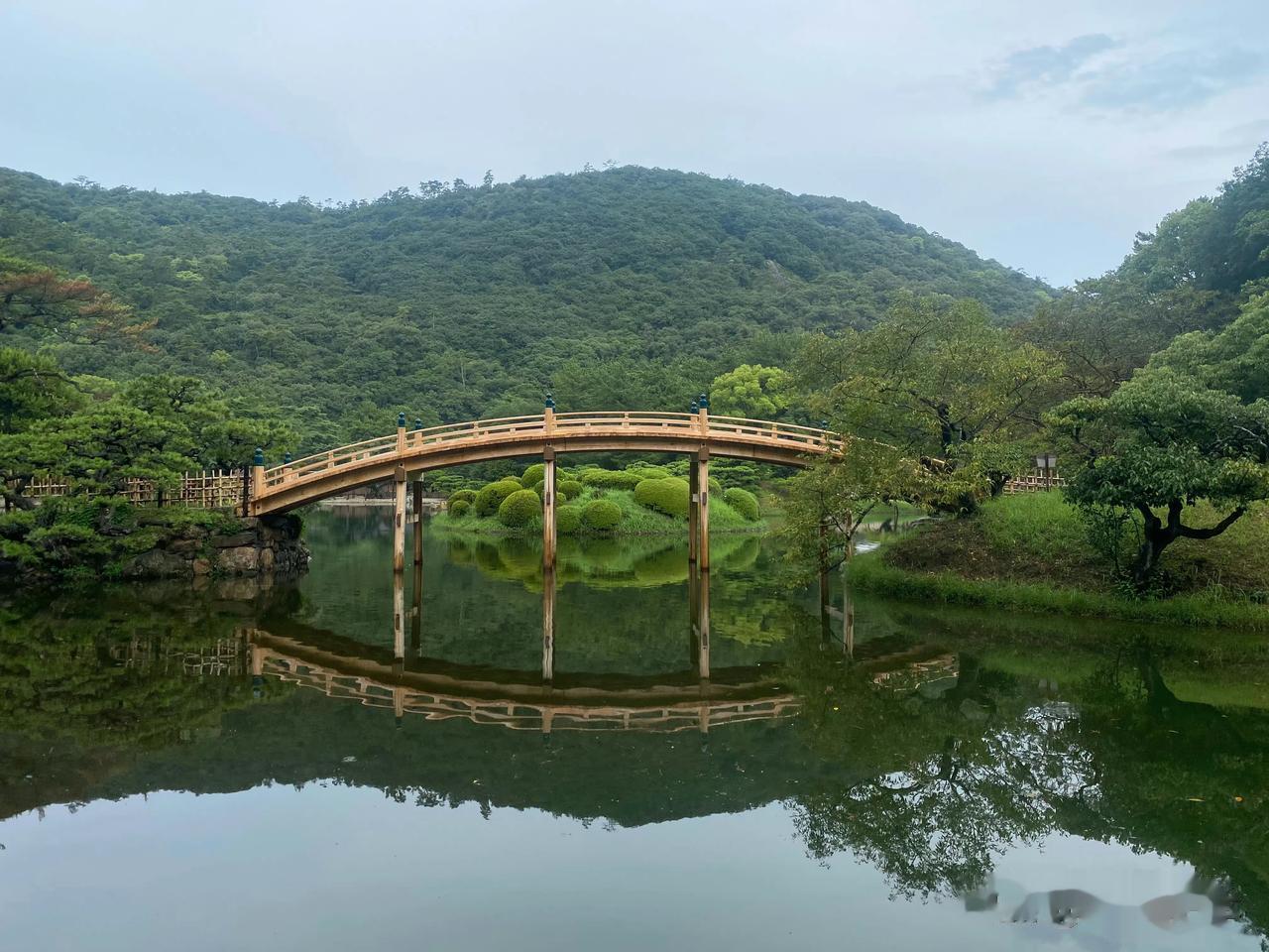 日本三大名园之一栗林公园，原为私人庭院，回游式名庭，建于四百多年前，历经松平氏1