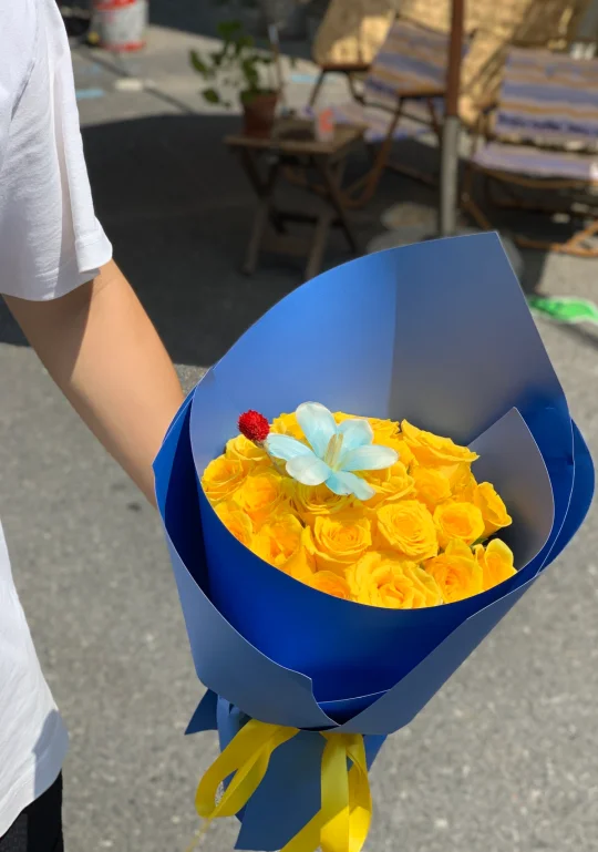 撞色的花惊艳了一整个办公室💙💛