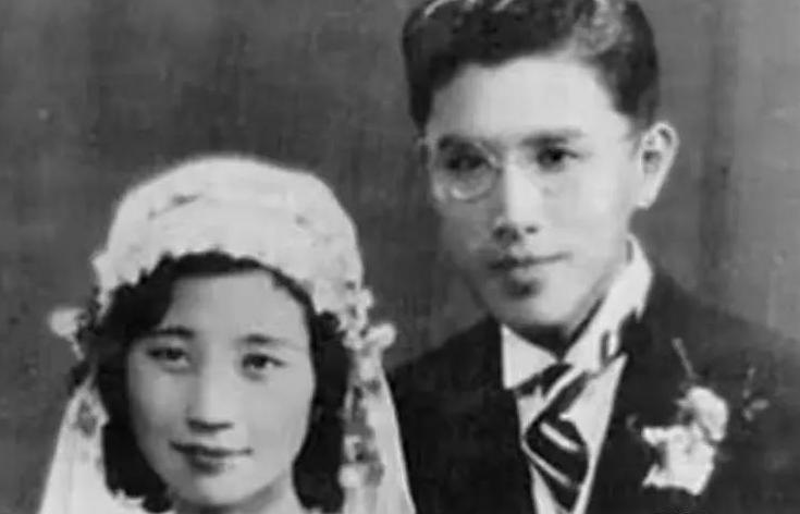 1993年，91岁的周培源散步回来，凑到妻子耳边，轻声地说道：“我爱你”，随后，