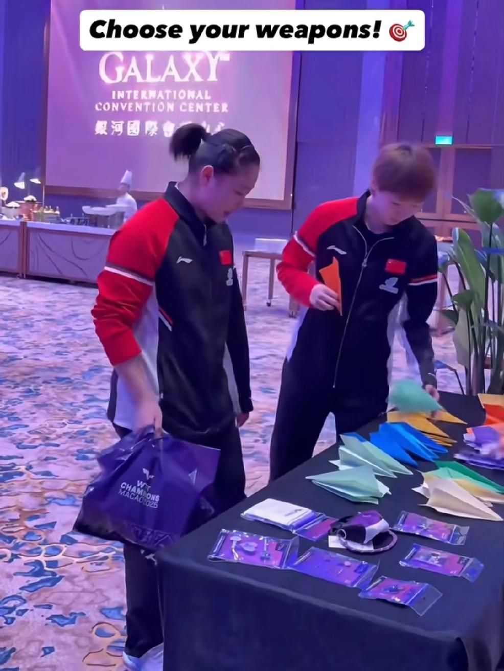 昨晚澳门冠军赛的主办方为运动员们准备了开场小游戏，
王曼昱进场就玩了飞飞机，
旁