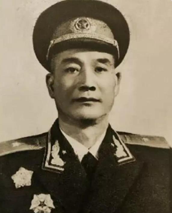 1950年，毛主席正在中南海内批阅文件，突然，卫士在门外报告说，有一位叫李治的首