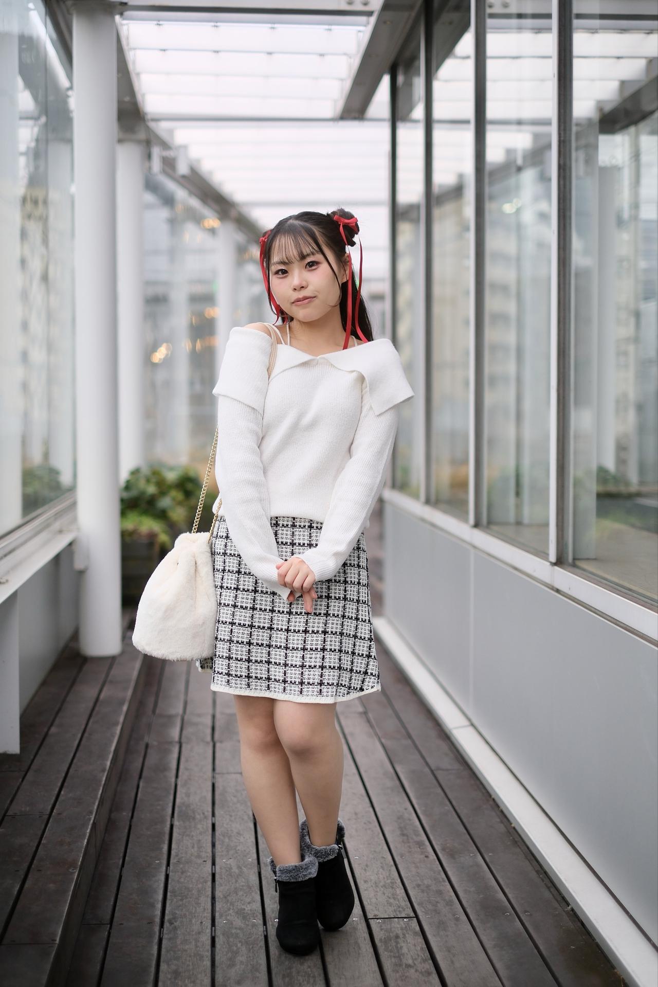 红丝带系发，白衣映秋光。