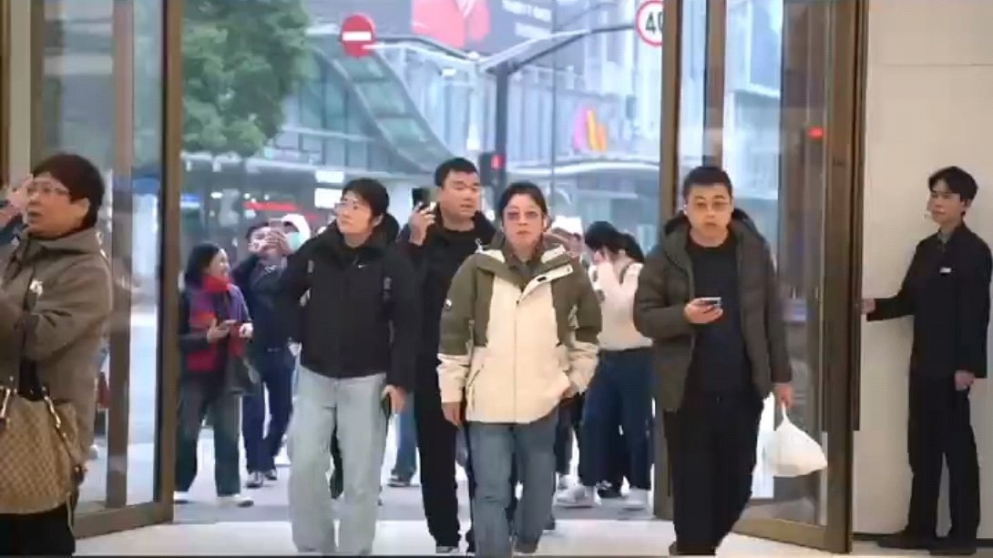 万元手机市场迎来爆发式增长 一卖新手机就全是排队人群，而且都是价格不菲的手机，很