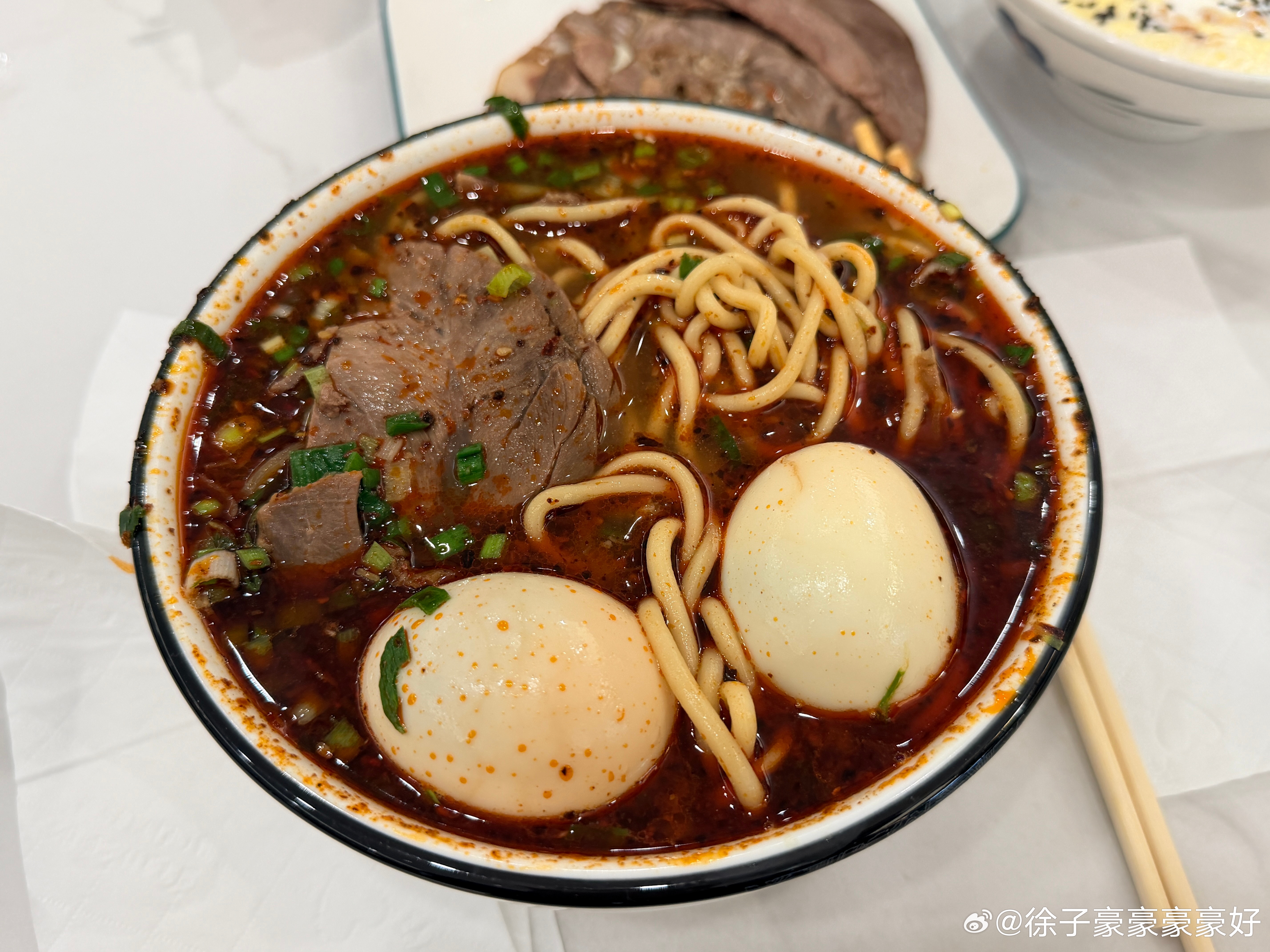 每次打完拳或者健身完，我都感觉自己能吃下一头牛。一碗拉面➕两个蛋➕半斤牛肉，正常