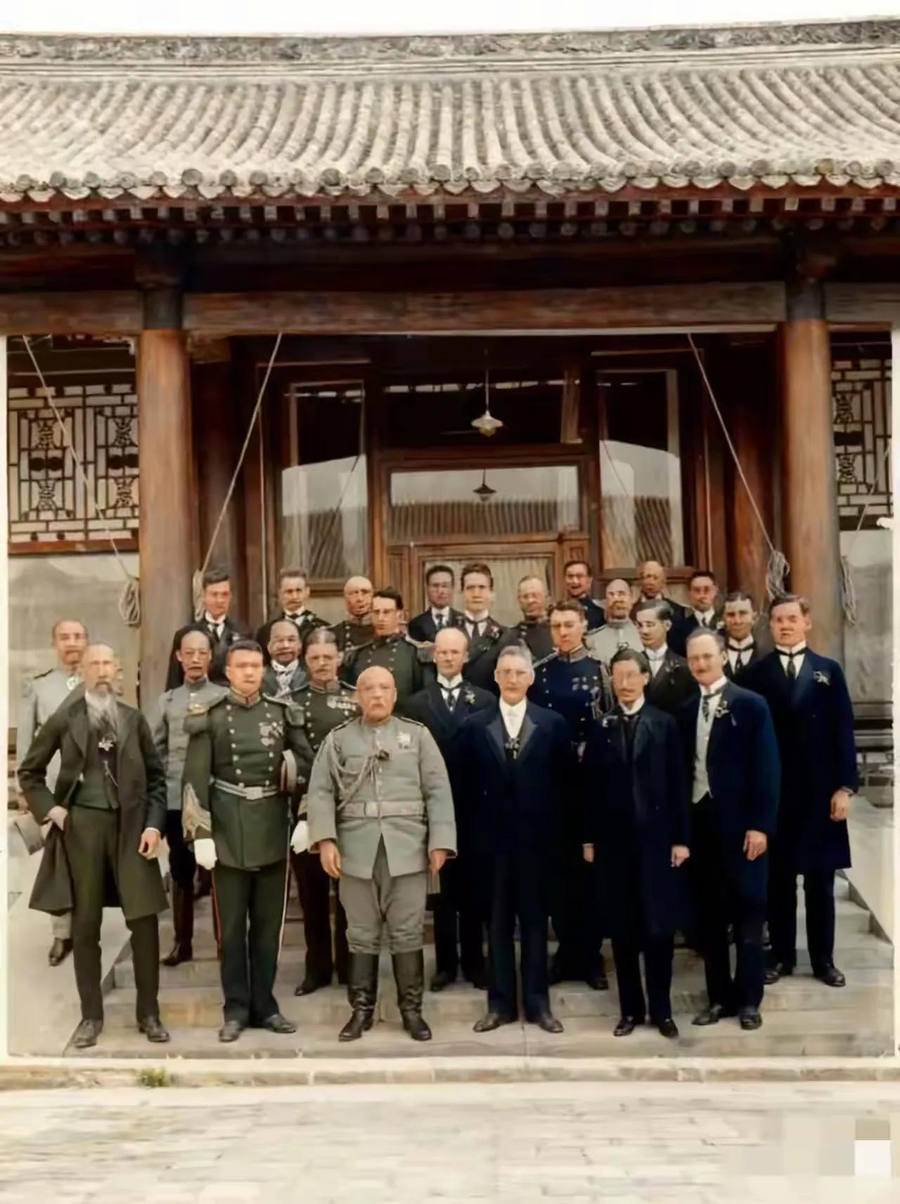 照片前排，那个留八字胡穿灰色军服的男人叫袁世凯，在清末民初时期是个有影响力的人物