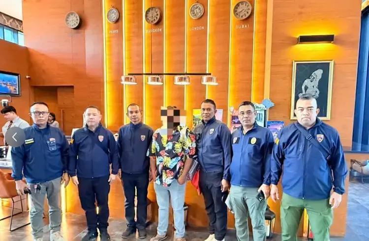 泰国普吉岛移民局在卡图区逮着个38岁的印度哥们儿——塔努吉。好家伙，其签证都过期