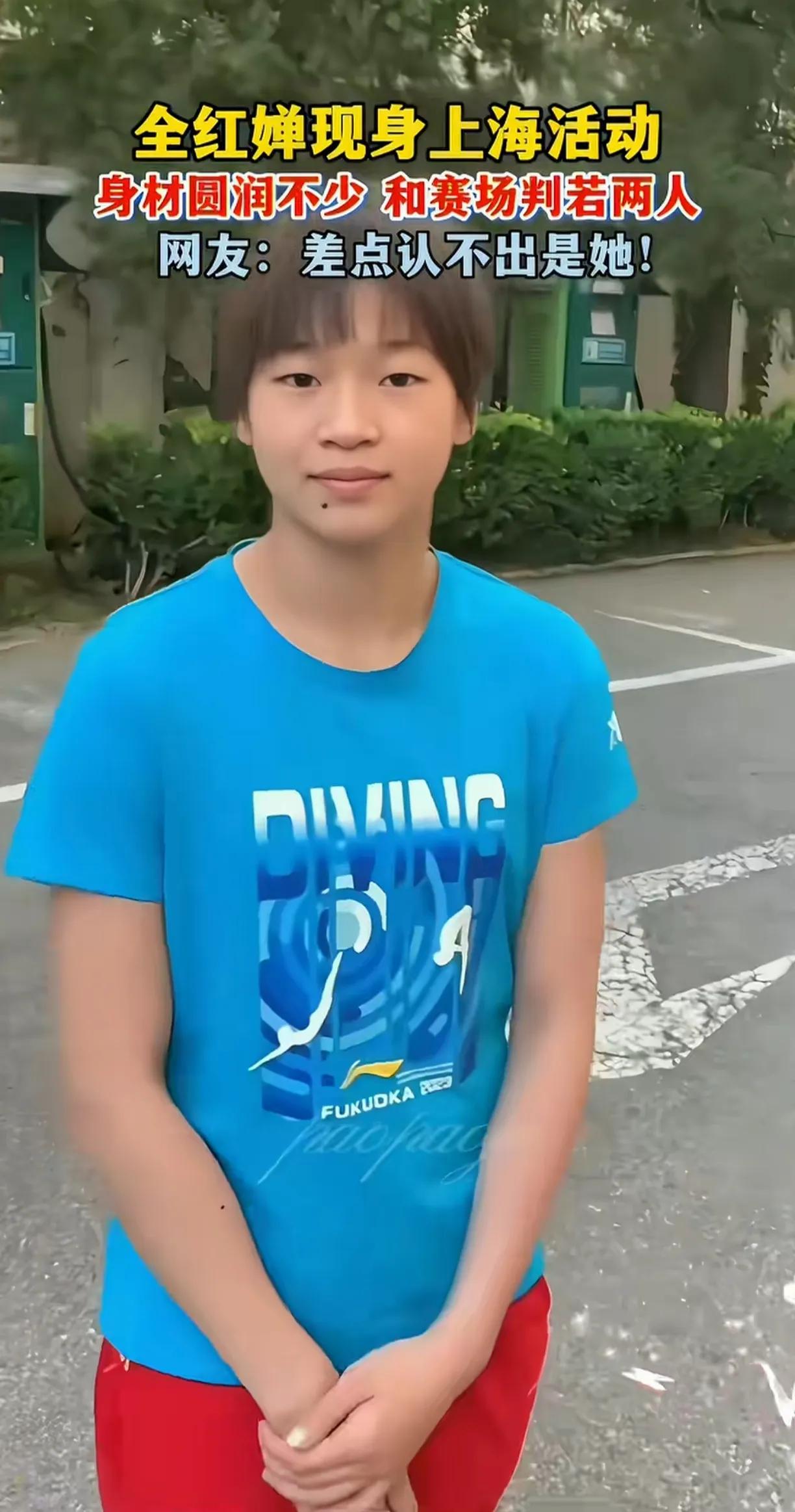 女大十八变，前两年的全红婵还是稚嫩的小女孩，现在都长成了大姑娘。
条着长发，文文