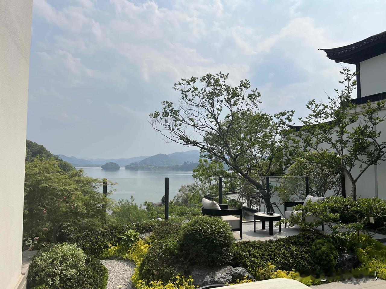杭州青山湖的湖景中式合院，湖景近在咫尺！
       200平的空间布局为4房