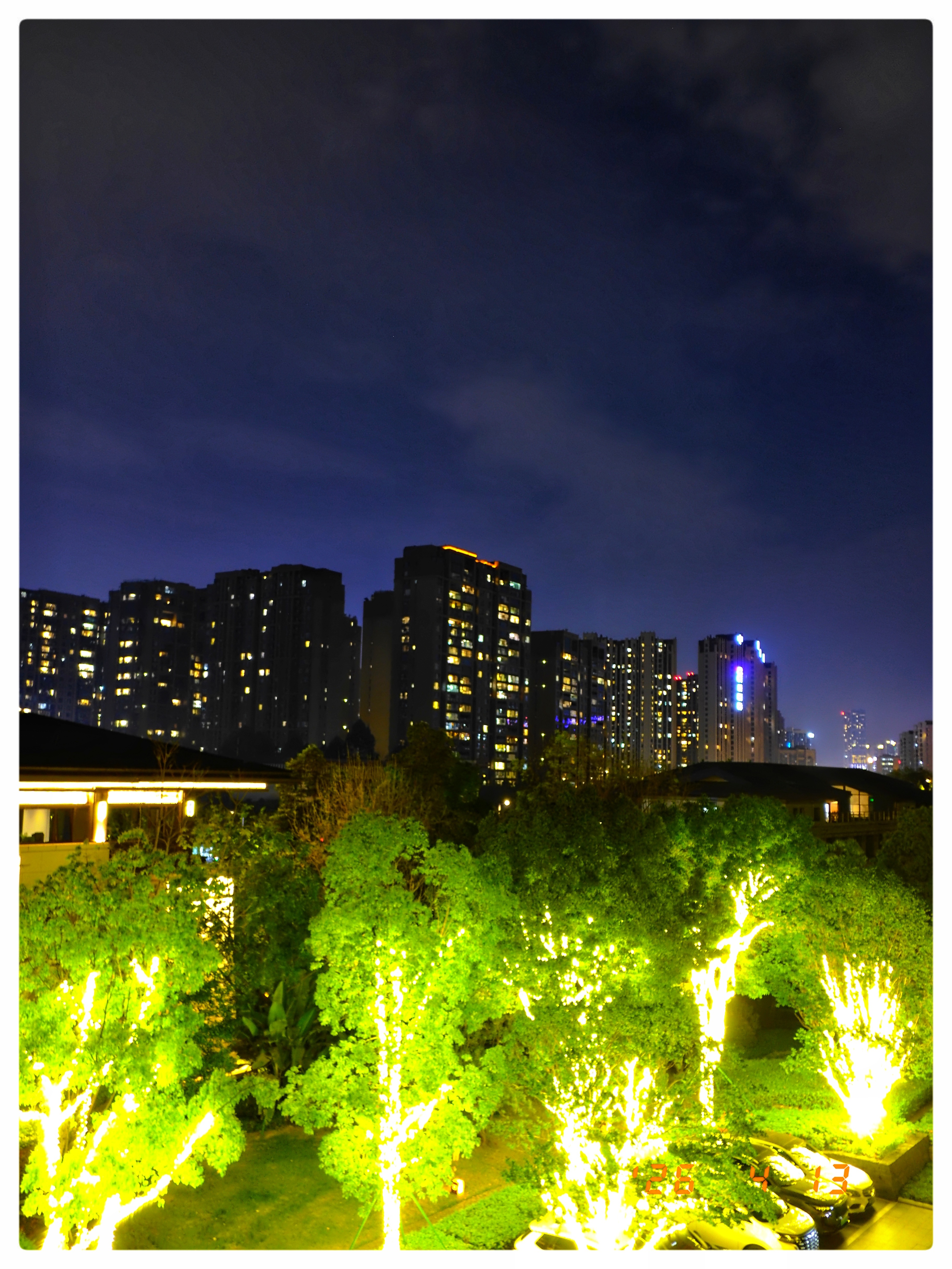 r5每日一记华境s 天府新区真挺美，开着五菱的新品牌在周边绕一一大圈，车好，酒店