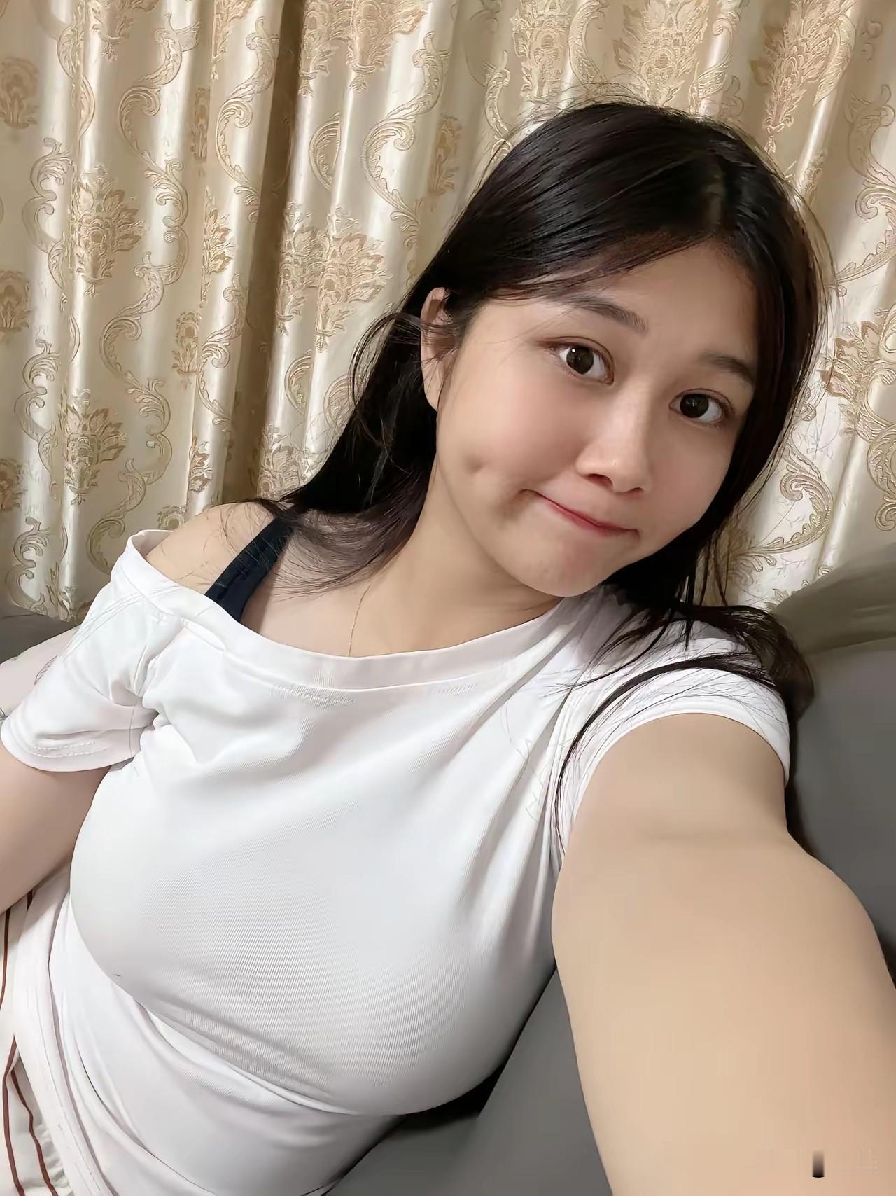 没有精致打扮，简简单单反而更有亲和力。
想问男生，这种耐看类型，会不会让你忍不住