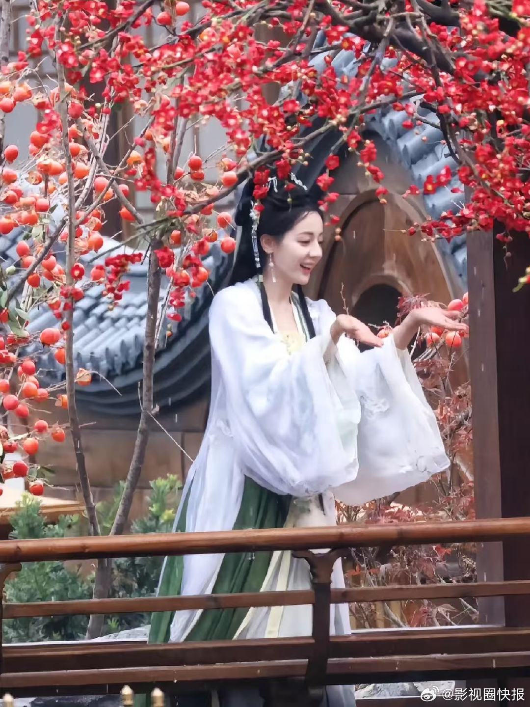 迪丽热巴没见过世面的样子最美当贺思慕第一次摸到真实存在的东西，整个人都变得柔软又