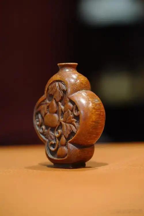 【竹雕海棠形葫芦纹鼻烟壶】此为清代竹雕文玩鼻烟壶，壶身作海棠花菱花式，取天然竹材