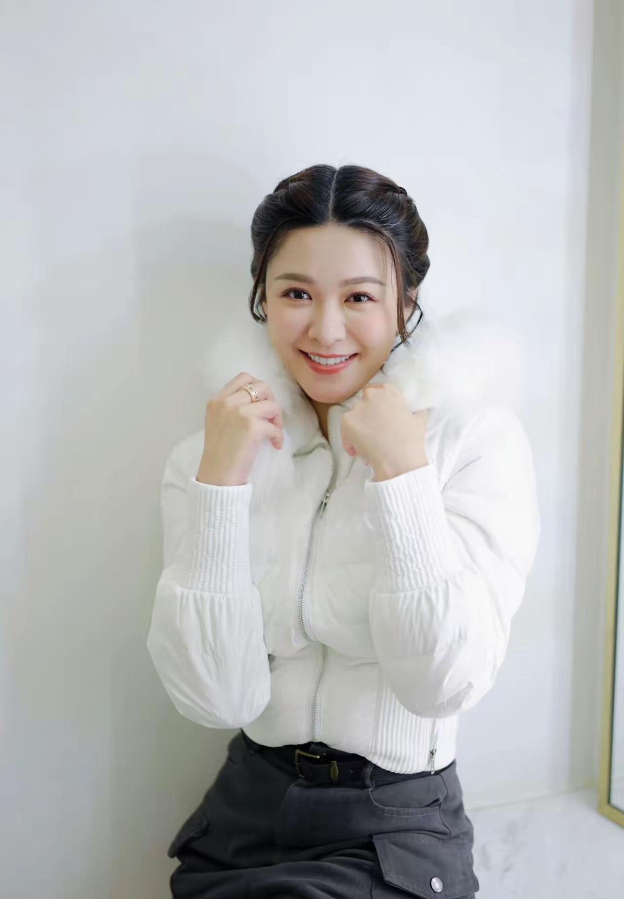 冬日暖阳下，甜美笑容绽放，白色羽绒服温暖相伴。🌞💕职场穿搭怎样更显女人味? 