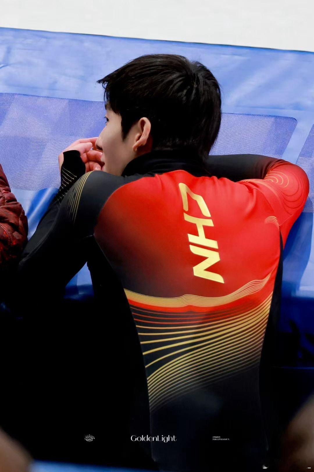 林孝埈赛场外的鲜活瞬间对着镜子比划搞笑动作，被教练拍了一下后背，立马装乖抿嘴笑。