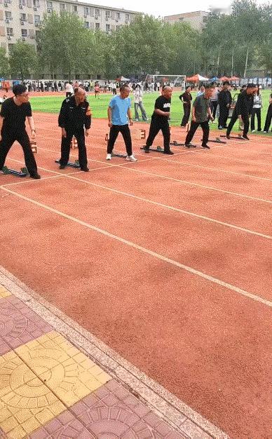 都这么大岁数了，就不要逞能了，虽然心里还很要强，身体已经不行了，在跑的过程中，能