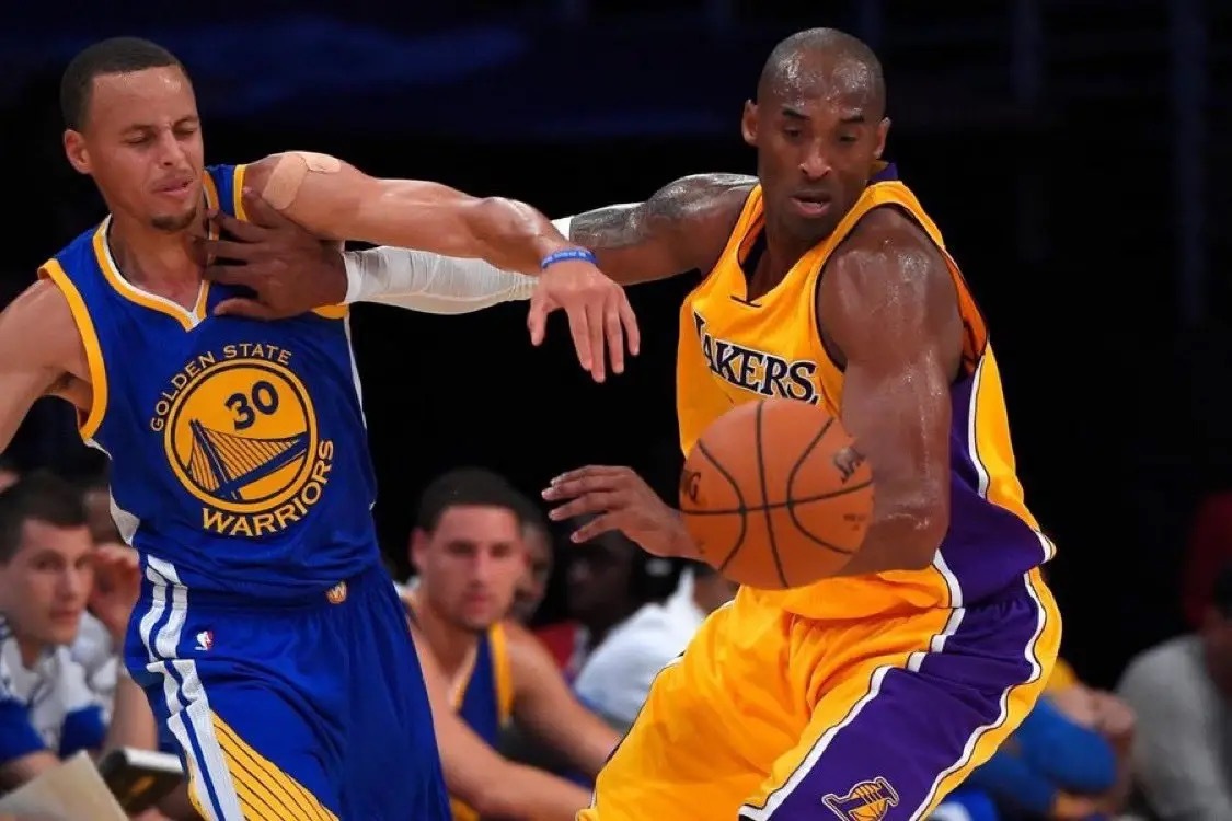 美媒Hoops：“库里与科比是NBA历史上仅有的两位，在没有75大巨星队友的情况