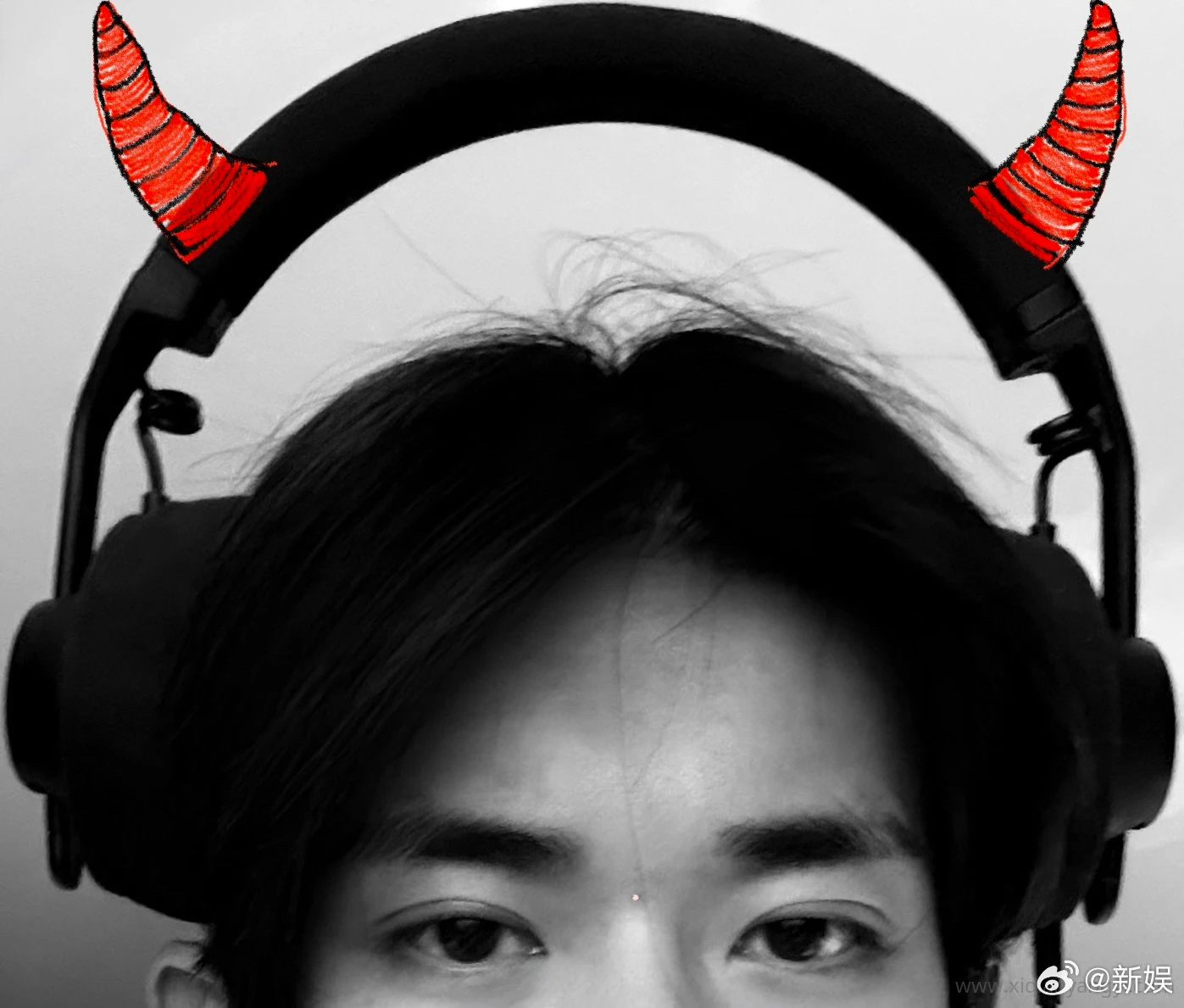 易烊千玺恶魔角耳机易烊千玺已经在录歌 易烊千玺晒了戴着耳机的照片~给自己p上红色